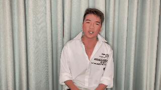 Nói là làm, mới đây Đàm Vĩnh Hưng đã tung clip đáp trả lại bà Phương Hằng, người đang tố anh ăn chặn 96 tỷ đồng tiền từ thiện. Đáng chú ý, ngoài khẳng định mình đang bị vu khống, Đàm Vĩnh Hưng còn chỉ ra điểm giống nhau giữa anh và nữ đại gia nổi tiếng này. Theo đó, Đàm Vĩnh Hưng cho biết giữa anh và nữ streamer có số tuổi tương đồng nhau nên anh không gọi cô là chị. Điểm giống nhau giữa 2 người đó là... bằng tuổi. Còn lại thì hoàn toàn khác biệt!