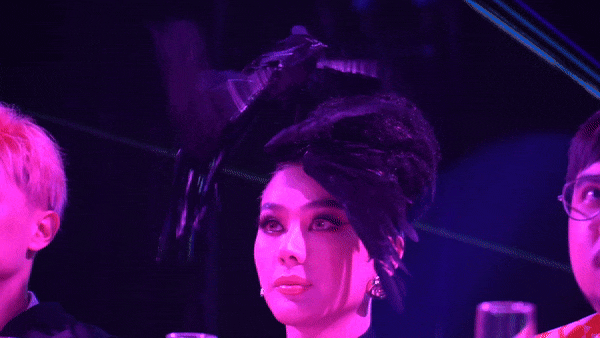 Tuy nhiên, chú chim cứ đập cánh mãi khiến Lâm Khánh Chi không thoải mái, phải quay sang nhờ Dược sĩ Tiến tắt nguồn giúp.