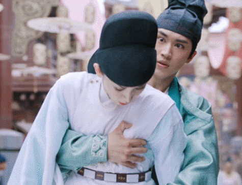 Ngày 5/2, Sohu đưa tin trong phim Phong khởi nghê thường (tên khác Đại Đường minh nguyệt) có cảnh cưỡi ngựa, Hứa Ngụy Châu đã chạm mạnh vào vòng một của Cổ Lực Na Trát. Nhiều khán giả chỉ trích nam diễn viên không tôn trọng bạn diễn nữ, lợi dụng cảnh quay để có hành vi xấu.