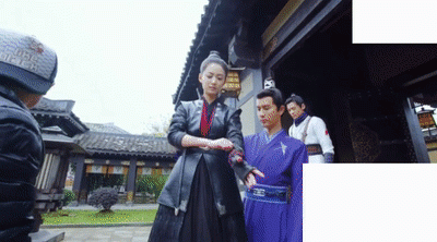 Cảnh bế công chúa trong "Lưỡng thế hoan" khiến Vu Mông Lung và Trần Ngọc Kỳ gặp khá nhiều khó khăn. Có thể thấy trong ảnh, Trần Ngọc Kỳ cao hơn bạn diễn của mình. Khi máy quay lia tới góc cận, người xem mới có thể thấy rõ nữ diễn viên họ Trần được đứng trên một bục gỗ để thuận tiện diễn cảnh bế.