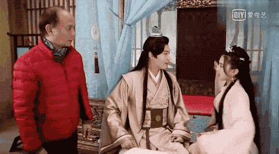 Đạo diễn thị phạm cảnh cưỡng hôn giúp nam chính Hình Chiêu Lâm với nữ chính Lương Khiết trong phim "Song thế sủng phi".