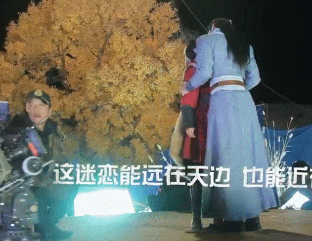 Nụ hôn ngọt ngào của Tiểu Phong (Bành Tiểu Nhiễm) và Lý Thừa Ngân (Trần Tinh Húc) trong "Đông cung" cũng sử dụng phương pháp tương tự "Chẩm thượng thư". Trên thực tế, hai diễn viên chính chỉ đứng trên bục xoay gỗ, được nhân viên hậu trường xoay liên tục.