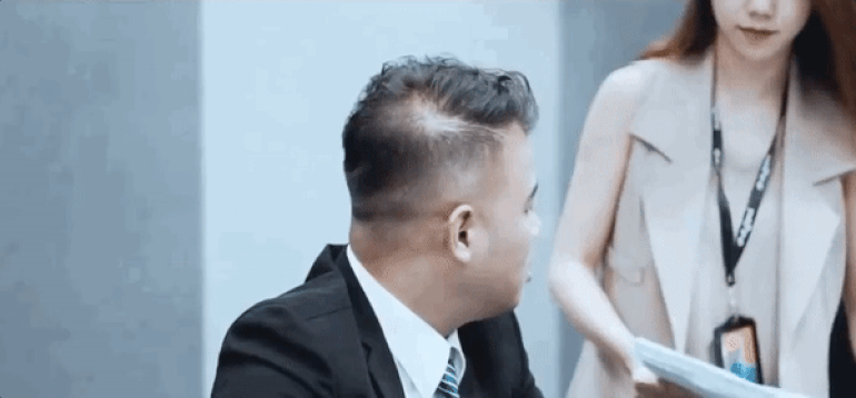 MV me ke bao hanh tung tham gia dien xuat bi khan gia cong kich-Hinh-2