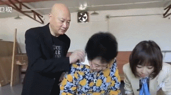 Trì Trọng Thụy luôn đi sau, mang sẵn khăn ướt để lau mồ hôi cho vợ.