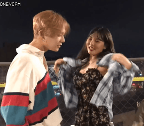 Bất chấp mọi ồn ào, Hyuna và nam rapper 24 tuổi vẫn tiếp tục thể hiện sự thân thiết trên phim trường. Hyuna thường không ngại đùa giỡn với E'Dawn. Thần tượng nhóm Pentagon cũng thoải mái tiếp nhận những hành động tình cảm của đàn chị.