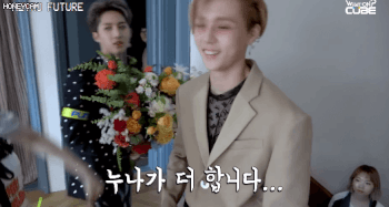 Gần đây, Hyuna bị người hâm mộ chê trách khi cố tình đẩy ngực về phía E'Dawn trong một đoạn video hậu trường. Thậm chí, một số fan cho rằng hành động của ngôi sao 26 tuổi chẳng khác gì quấy rối tình dục.