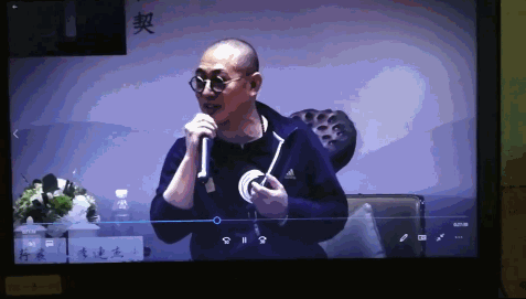 Lý Liên Kiệt vui vẻ trò chuyện với người hâm mộ.