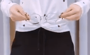 ...hoặc dùng kính như thế này! Xem video "Ngọc Trinh mơ làm ca sĩ". Nguồn VTC14: