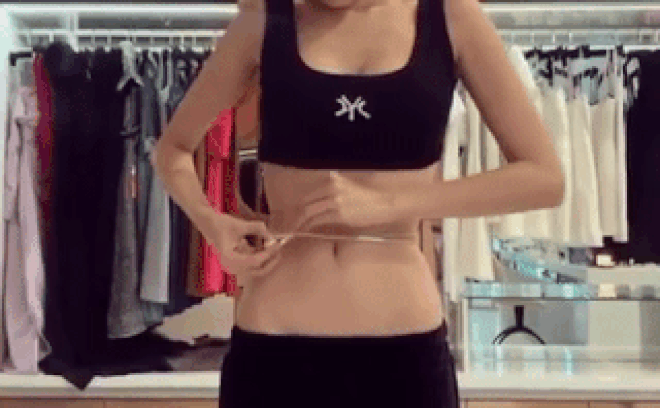 Tuy có nhiều người đẹp như Thanh Hằng, Han Sara có vòng 2 nhỏ hơn Ngọc Trinh nhưng không phải ai cũng liên tục thử các trend khoe eo như dùng tai nghe...