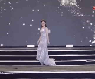 Do phần đuôi váy dài và nặng, Nông Thúy Hằng đã dùng chân đá váy sang một bên để tạo dáng. Hành động của cô đã lọt vào ống kính máy quay và xuất hiện trên sóng truyền hình. Có ý kiến cho rằng thí sinh 21 tuổi chưa có kinh nghiệm xử lý váy áo "cồng kềnh" dù đã từng tham dự cuộc thi sắc đẹp.