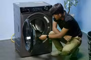 Máy giặt lâu năm, thay ống nước để tránh sự cố lớn