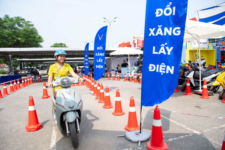 Chị Tống Thanh Ngọc (Hà Nội) thử xe trước khi quyết định đổi chiếc Piaggio Vespa sang Feliz Neo. 5.jpg