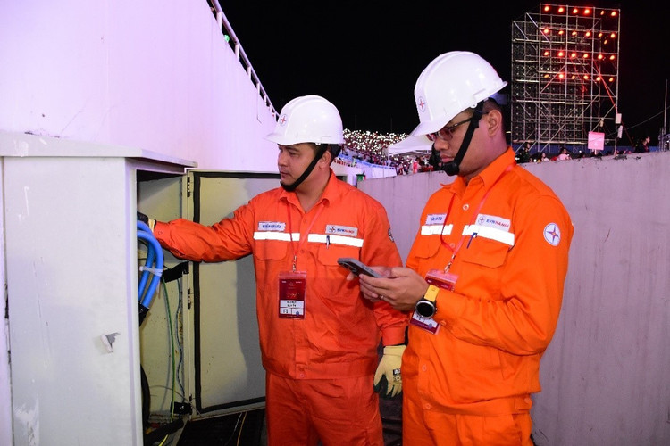 Công nhân EVNHANOI tiến hành kiểm tra thiết bị điện tại Sân vận động Mỹ Đình - Nơi diễn ra concert quốc gia 001.jpg
