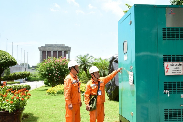 Công nhân EVNHANOI kiểm tra máy phát tại Lăng Chủ tịch Hồ Chí Minh 002.jpg