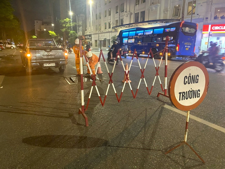 Công nhân EVNHANOI kiểm tra tuyến cáp ngầm 110kV phục vụ Đại lễ A80 003.jpg