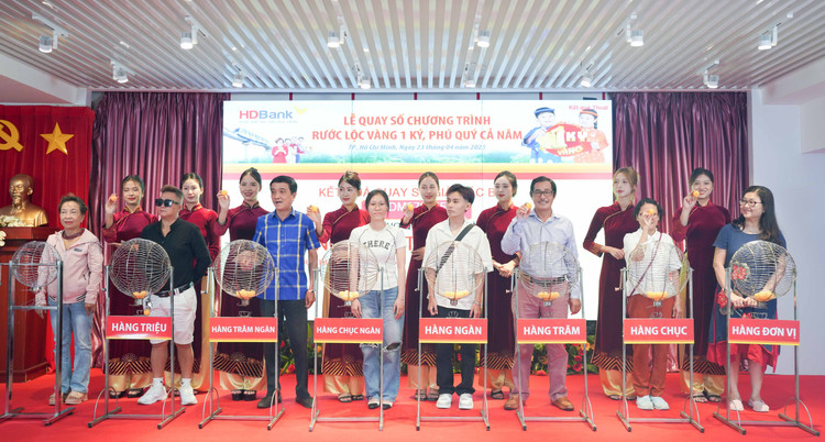 Các khách hàng đã cùng tham gia quay số lồng cầu để tìm ra chủ nhân của các giải thưởng giá trị hinh-2.jpg
