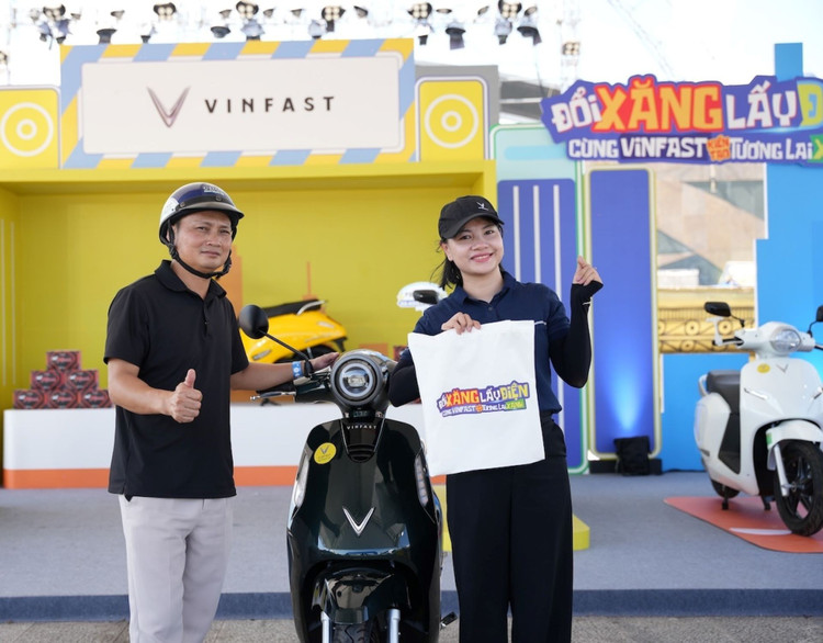 Mức giá tốt, vận hành tốt, chi phí tiết kiệm là những yếu tố thuyết phục khách hàng Việt chuyển đổi sang xe máy điện. 5-4495.jpg