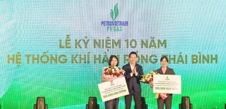 Tổng Giám đốc PV GAS trao hỗ trợ an sinh xã hội cho lãnh đạo xã Đồng Châu và xã Nam Cường 22.jpg
