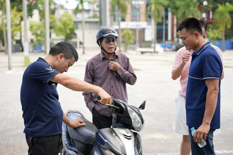 Khách hàng mang xe máy cũ tới sự kiện sẽ được định giá tại chỗ và nhận ưu đãi để lên đời xe điện. 2-9582.jpg