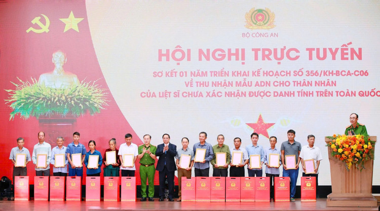 Bộ Công an công bố kết quả triển khai Ngân hàng Gen Liệt sĩ và trao kết quả xác định danh tính liệt sĩ cho các thân nhân. 1.jpg