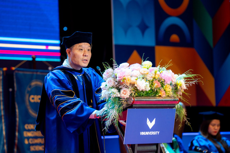 GS. Vũ Hà Văn - Giám đốc Khoa học VinBigData, Giáo sư Toán tại Đại học Yale và thành viên Hội đồng Trường VinUni phát biểu tại buổi Lễ tốt nghiệp anh-6.jpg