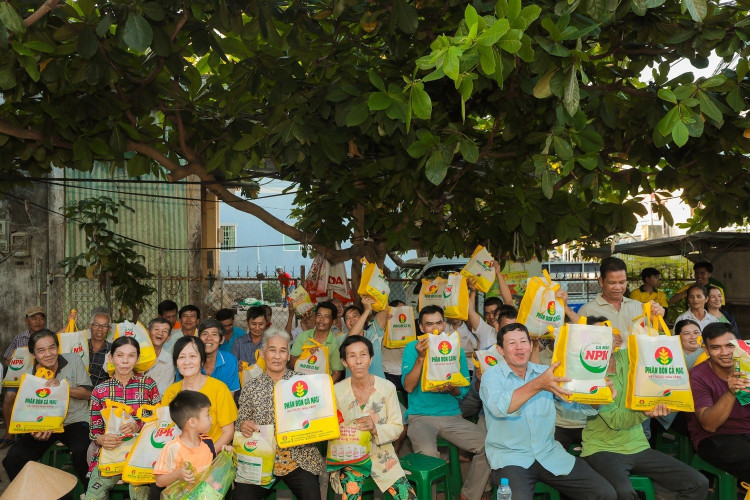 Đại diện PVCFC nhận biểu trưng vinh danh PVCFC đạt Top Doanh nghiệp khoa học và công nghệ, đổi mới sáng tạo và chuyển đổi số. 4-5353.jpg