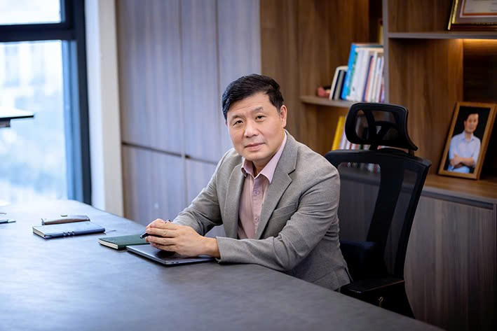 Giáo sư Vũ Hà Văn, nhà đồng sáng lập GeneStory chia sẻ công nghệ tiên tiến giúp các nhà khoa học của hôm nay có thể báo đáp công lao của những chiến sĩ đã hy sinh vì đất nước.. 2.jpg