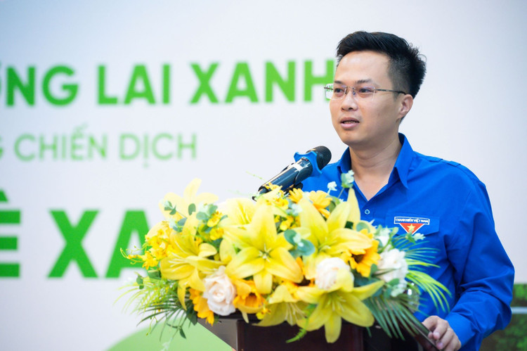 Đồng chí Tạ Hồng Sơn, Ủy viên Ban Chấp hành Trung ương Đoàn, Bí thư Đoàn Thanh niên Bộ Nông nghiệp và Môi trường, nhấn mạnh tầm quan trọng của việc kết nối nguồn lực và mạng lưới viện, trường trên toàn quốc trong công cuộc chuyển đổi xanh. anh-3-8337.jpg