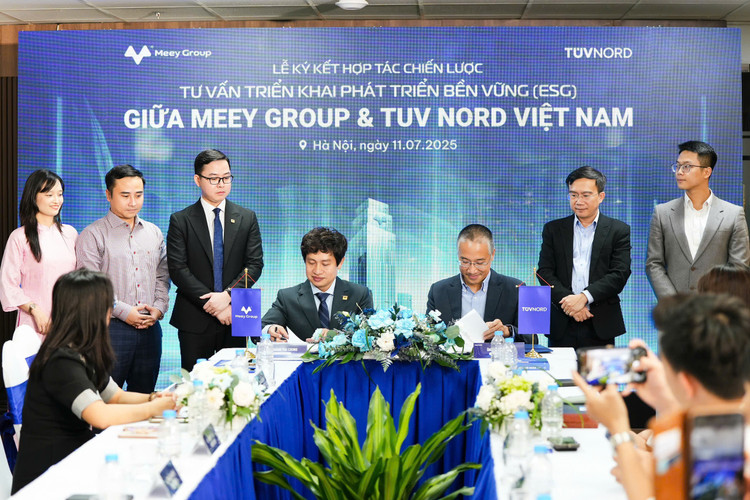 Ông Hoàng Mai Chung, Chủ tịch HĐQT Meey Group và ông Lê Sỹ Trung, Tổng Giám đốc TUV NORD Việt Nam cùng ký vào bản thỏa thuận hợp tác. anh-2.jpg