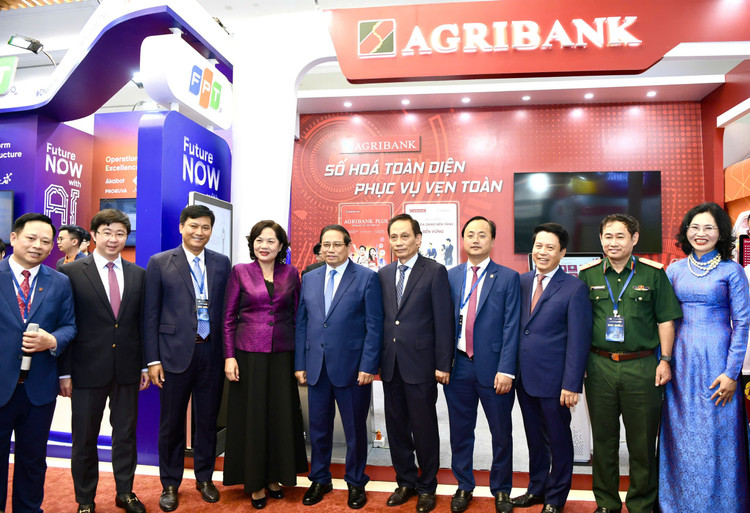 Prime Minister Pham Minh Chinh, Governor of the State Bank of Vietnam Nguyen Thi Hong took a souvenir photo with the Board of Directors of Agribank anh-4.jpg