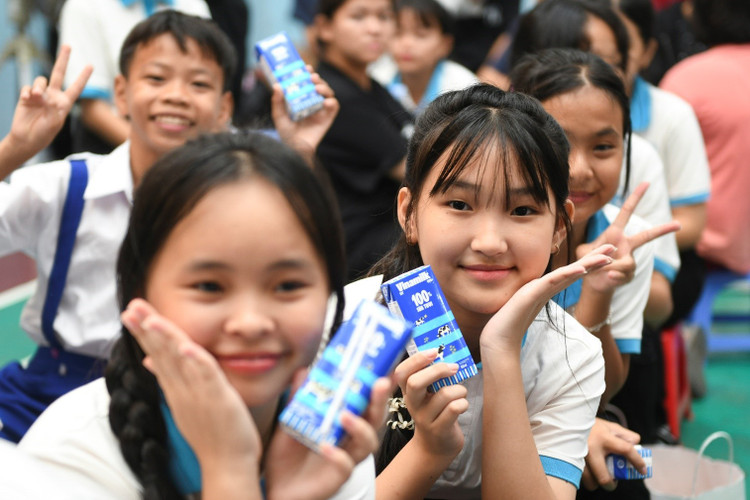 Nụ cười của các em nhỏ tại Làng Trẻ em SOS Bến Tre khi nhận những món quà từ Vinamilk và chương trình. m6.jpg