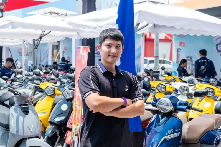 Sau trải nghiệm, anh Hải Đăng (TP.HCM) đánh giá cao khả năng vận hành mượt mà của xe máy VinFast. 4-6539.jpg