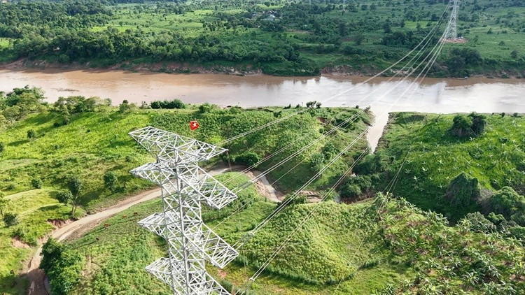Sau hơn 6 tháng thi công thần tốc, tuyến đường dây truyền tải 220kV từ nhà máy điện gió Savan 1 trên lãnh thổ Lào đã được hoàn thành và sẵn sàng đấu nối vào hệ thống điện quốc gia Việt Nam trong tương lai gần. anh-2-2062.jpg