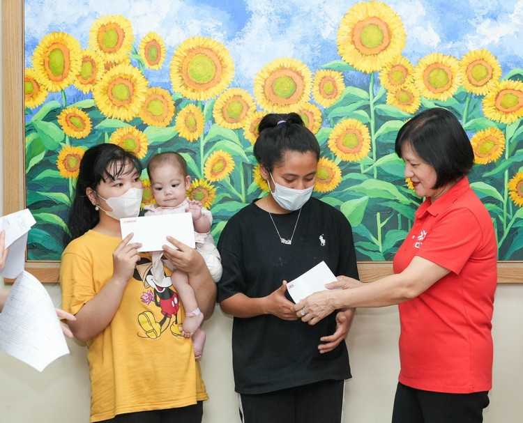 Đại diện ROX Group trao quà cho người nhà bệnh nhi sáng 30/5. 2.jpg