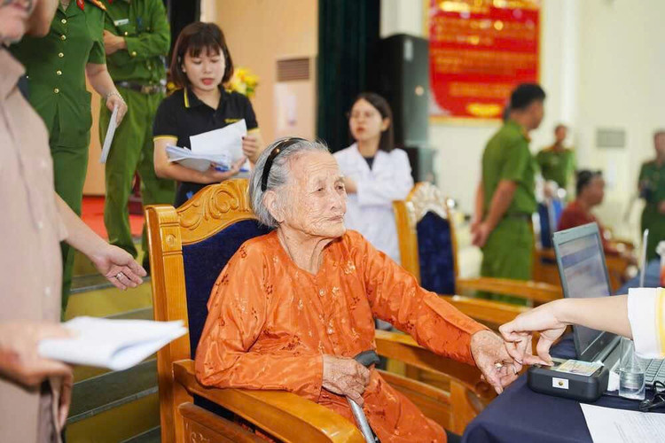 Kỹ thuật viên của GeneStory triển khai lấy mẫu ADN tại địa phương sinh sống của từng thân nhân liệt sĩ. 3.jpg