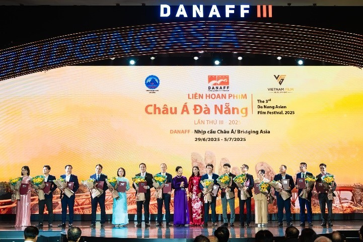 Ông Đỗ Thanh Tuấn – đại diện Vinamilk (thứ 3 từ trái sang) đại diện Vinamilk nhận hoa và thư cảm ơn từ Ban tổ chức DANAFF III (Ảnh: Thành Huy). m3.jpg