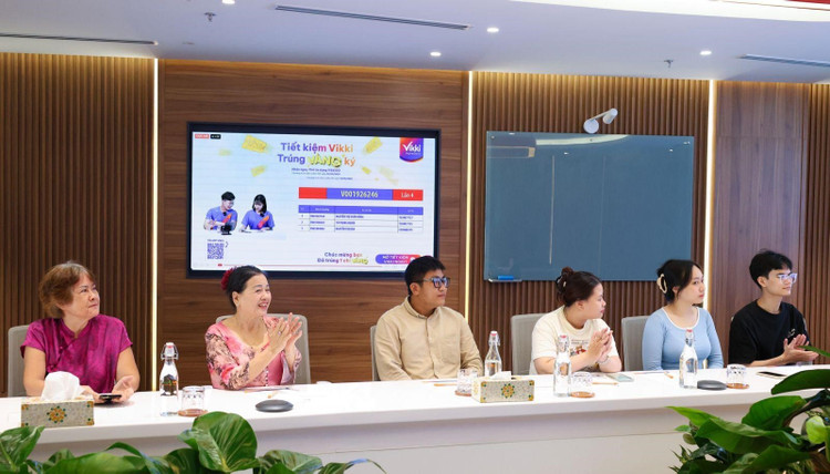 Các khách hàng tham gia trực tiếp buổi livestream chúc mừng chủ nhân 10 lượng vàng - giải đặc biệt chương trình. h3.jpg