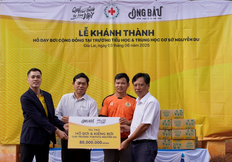 Đại diện Quỹ Phát triển Tài năng Việt trao tài trợ cho Trường tiểu học và trung học cơ sở Nguyễn Du, huyện Chư Sê, Gia Lai o1.jpg