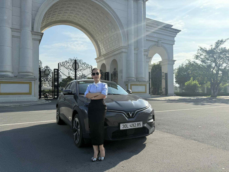 Chị Thân Thị Loan (Hà Nội) quyết định mua VF 6 là chiếc ô tô đầu tiên thay vì các dòng xe xăng. 1-260.jpg