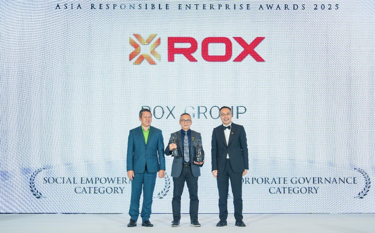 Ông Trần Xuân Quảng - Tổng Giám đốc ROX Group nhận giải thưởng tại sự kiện 2.jpg