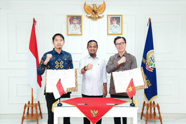 Lễ ký kết hợp tác có sự tham dự của ông Andi Sudirman Sulaiman, Thống đốc tỉnh Nam Sulawesi (đứng giữa), và các lãnh đạo cấp cao của hai doanh 7.jpg