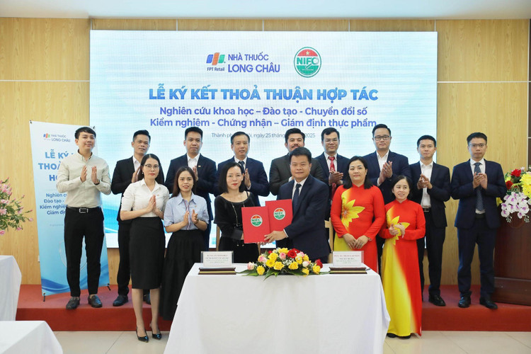 Lễ ký kết thỏa thuận hợp tác giữa Long Châu và Viện Kiểm nghiệm an toàn vệ sinh thực phẩm Quốc gia – Bộ Y tế. 1.jpg