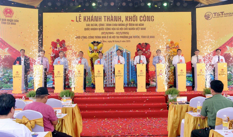 Các đại biểu thực hiện nghi lễ khởi công công trình nhà ở xã hội tại phường An Xuyên, tỉnh Cà Mau 1-8134.jpg