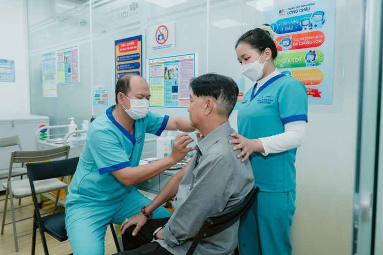 Vắc xin MenQuadfi đã có tại hơn 150 trung tâm tiêm chủng Long Châu toàn quốc, giúp người dân kịp thời bảo vệ trước bệnh não mô cầu nguy hiểm. 5.jpg