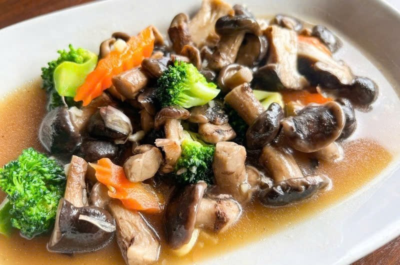 Nấm shiitake cũng là lựa chọn đáng cân nhắc cho nhóm tuổi trung niên. Hàm lượng vitamin B2 và vitamin D trong loại nấm này tương đương một số loại gan động vật, có tác dụng tăng cường miễn dịch, giảm mỡ máu và hỗ trợ ổn định huyết áp. Ảnh minh họa