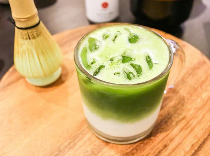 Matcha latte – thức uống từ bột trà xanh Nhật Bản kết hợp với sữa – đang trở thành lựa chọn ưa thích của nhiều người bởi hương vị thơm ngon, giàu chất chống oxy hóa và mang lại cảm giác thư giãn. Ảnh minh họa