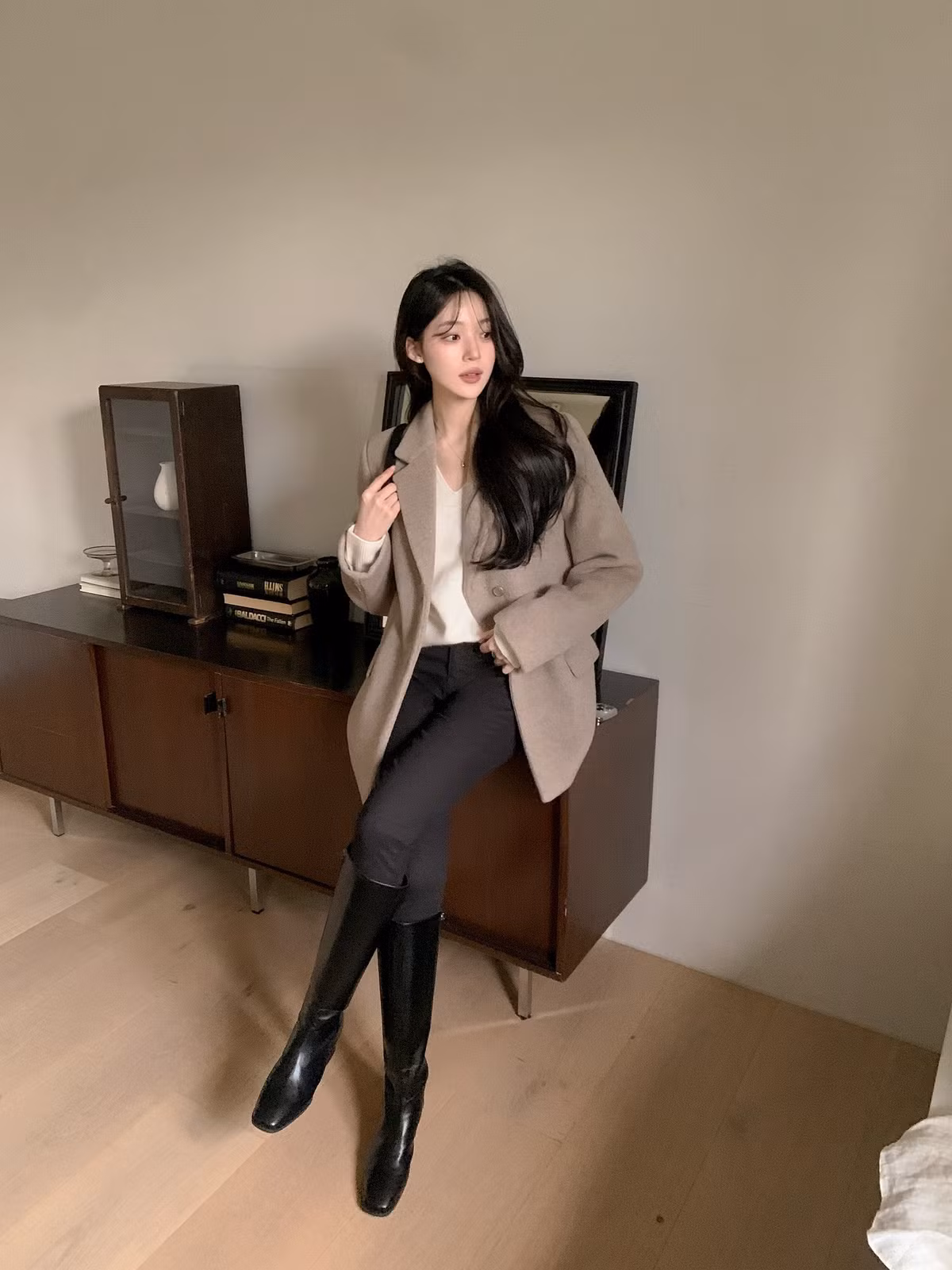 Nếu yêu thích sự thoải mái nhưng vẫn muốn tôn chân, quần ống gọn phối boots cao cổ là lựa chọn lý tưởng. Quần skinny, legging dày hoặc quần ống suông ôm vừa chân khi đi cùng boots cao cổ tạo đường liền mạch từ hông đến gót, hiệu quả kéo dài chân rõ rệt. Ảnh minh họa