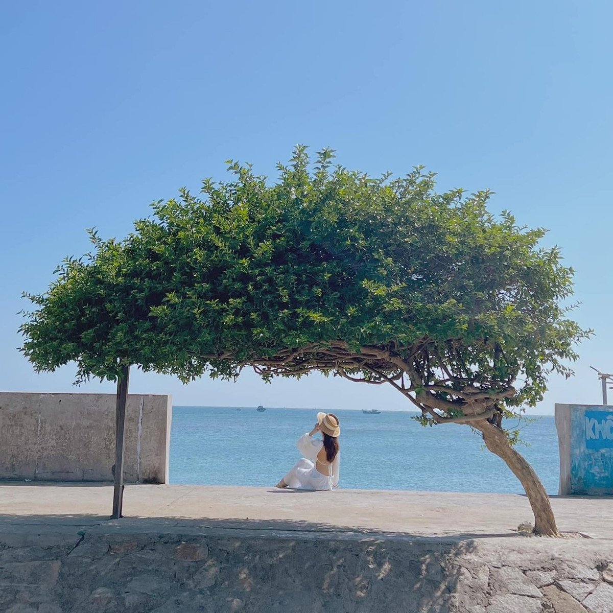 Điểm đến nổi bật trên đảo có thể kể đến như Bãi Nhỏ, với làn nước trong xanh và không gian yên tĩnh lý tưởng để thư giãn; Dinh Thầy Nam, nơi du khách có thể tìm hiểu về văn hóa và lịch sử của đảo; Cột mốc đảo Phú Quý, nơi thích hợp để check-in và lưu giữ kỷ niệm; và Bãi Cả, một bãi tắm yên tĩnh với làn nước sạch và cảnh quan hoang sơ. Ảnh Kim Dung