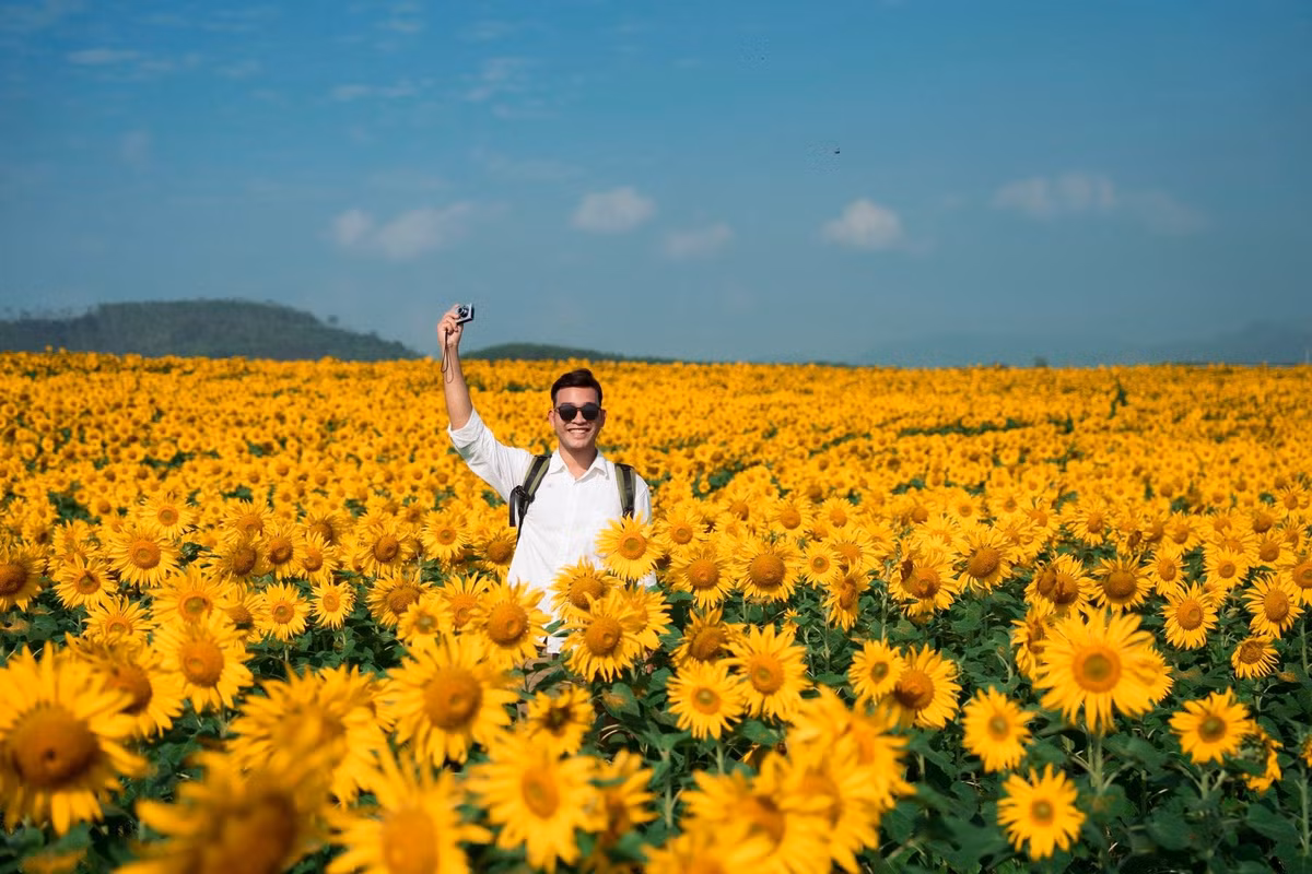 Về trang phục, quần dài chạm đất hoặc quần ống rộng cũng không được khuyến khích, vì dễ vướng vào hoa và bùn đất, ảnh hưởng đến tư thế tạo dáng. Giày dép nên chọn loại thoải mái, dễ đi bộ để di chuyển giữa các luống hoa mà không lo bị trơn trượt. Ảnh Blog của Rọt