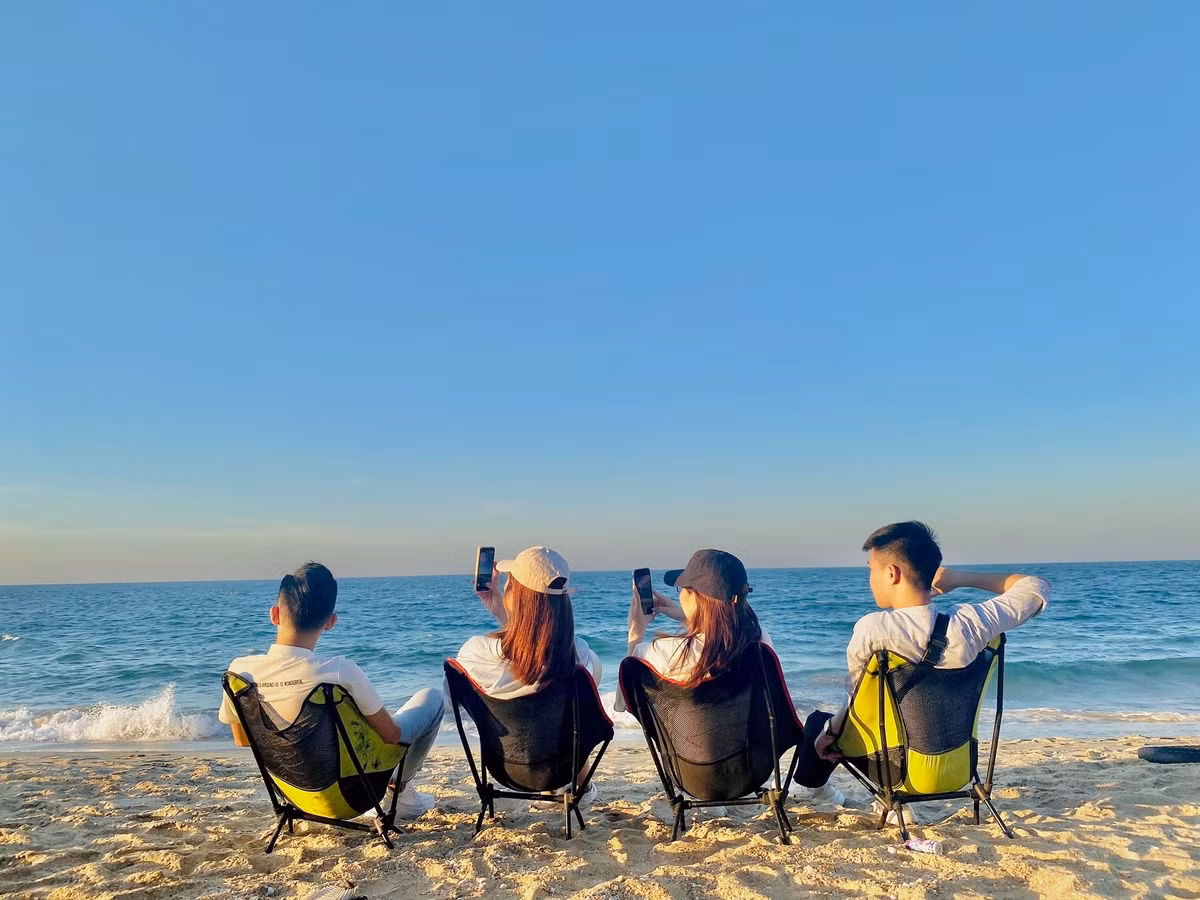 Giữa mùa hè oi ả, nếu muốn tìm một vùng biển yên bình, hoang sơ nhưng vẫn đủ tiện nghi để thư giãn và “sống chậm”, biển Hàm Rồng (Thừa Thiên Huế) chính là gợi ý hấp dẫn cho du khách. Ảnh Gia Bảo